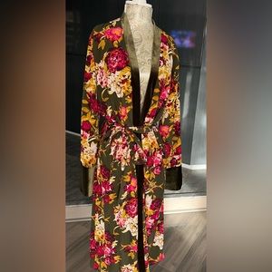 NY&Co floral duster with velvet trim